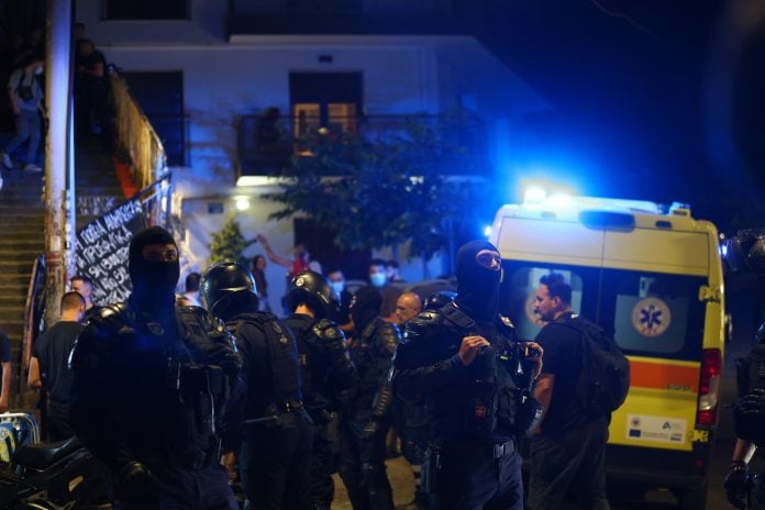 Εξάρχεια: Νεκρός στα σκαλάκια της Καλλιδρομίου μετά από πυροβολισμούς