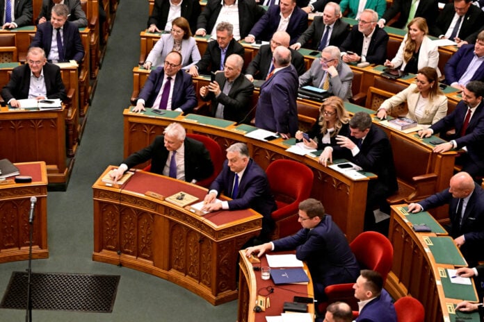 Ουγγαρία: Κατά 40% μειώνονται οι απολαβές των βουλευτών
