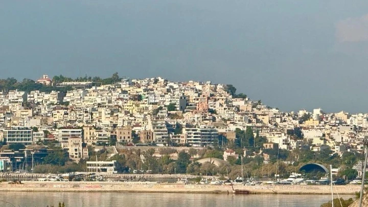 Ο 27χρονος «εφιάλτης» των Airbnb στην Αθήνα: Νοίκιαζε το ίδιο σπίτι σε 10 άτομα ταυτόχρονα και μετά το άδειαζε μέχρι και… τα χαλιά