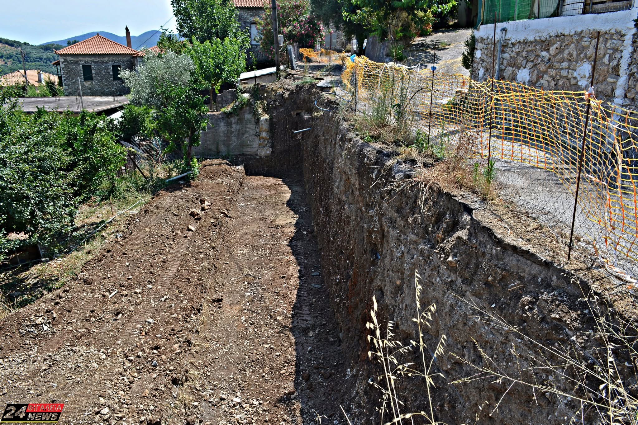 Ν. Φιγαλεία: Ξεκίνησαν και πάλι οι εργασίες ανακατασκευής του τοιχίου αντιστήριξης στη Περιφερειακή Οδό