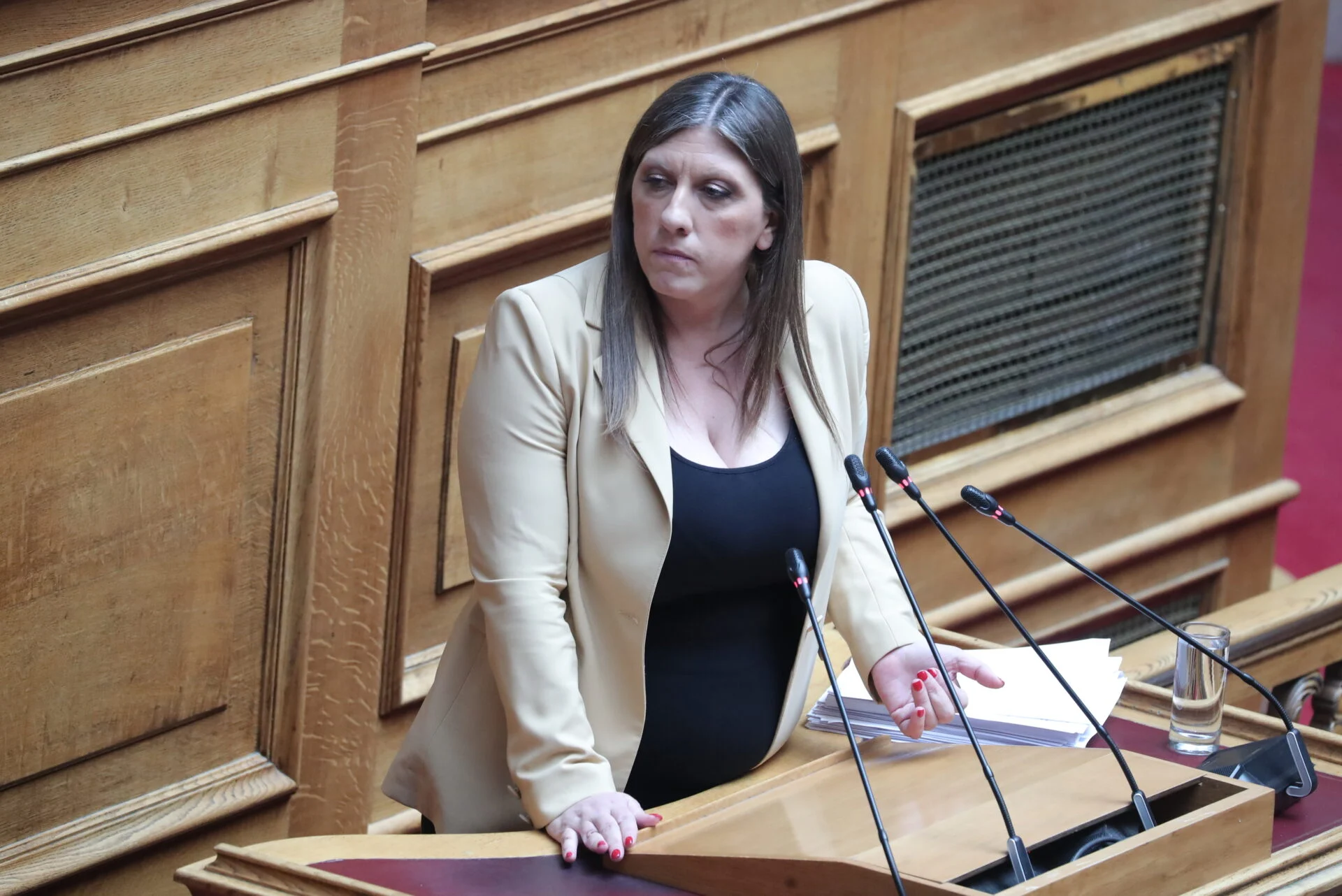 Απίστευτα ευτράπελα στη Βουλή: Η Ζωή Κωνσταντοπούλου κάλεσε το 100 και ζήτησε την σύλληψη βουλευτών της ΝΔ
