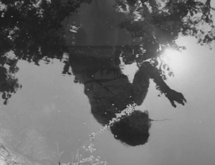 Polaroid Stories: Καλοκαίρι με τη Μόνικα