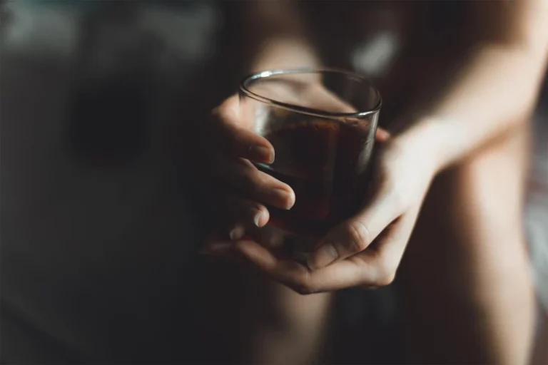 Συνελήφθη υπεύθυνος καταστήματος στην Ηλεία για διάθεση αλκοόλ σε ανήλικες και διατάραξη κοινής ησυχίας