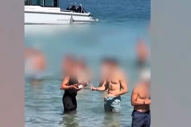 Οργή στην Πάρο: Σερβιτόρος μπήκε στη θάλασσα για να εξυπηρετήσει λουόμενους
