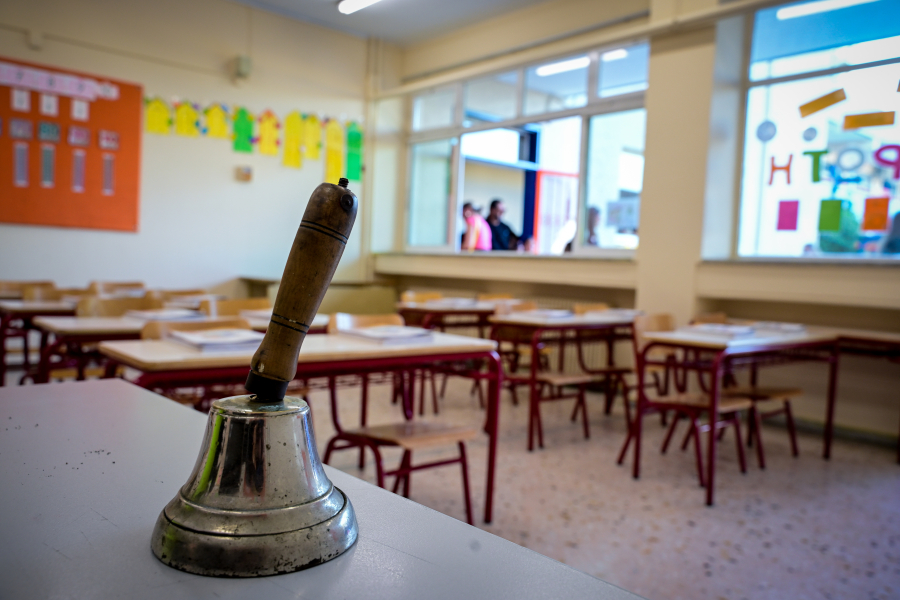 Ανοίγουν τα σχολεία με δεκάδες χιλιάδες κενά και συγχωνεύσεις τάξεων: «Καμία κανονικότητα» καταγγέλλουν οι εκπαιδευτικοί
