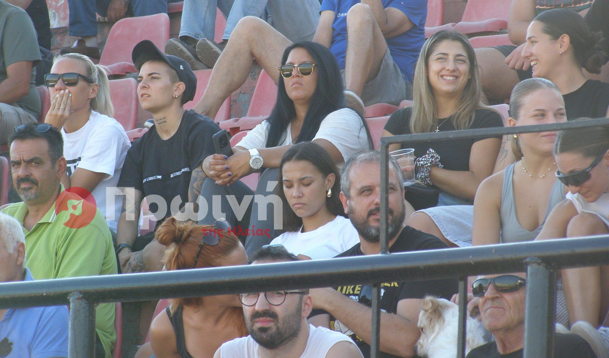 Σύσσωμη η γυναικεία ομάδα του ΠΑΣ Πύργος στο φιλικό της ανδρικής