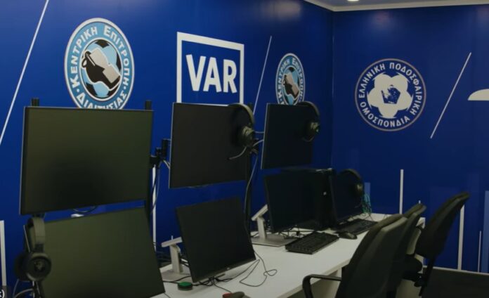 Super League: Οι τρεις αλλαγές στο πρωτόκολλο του VAR και οι οδηγίες της UEFA