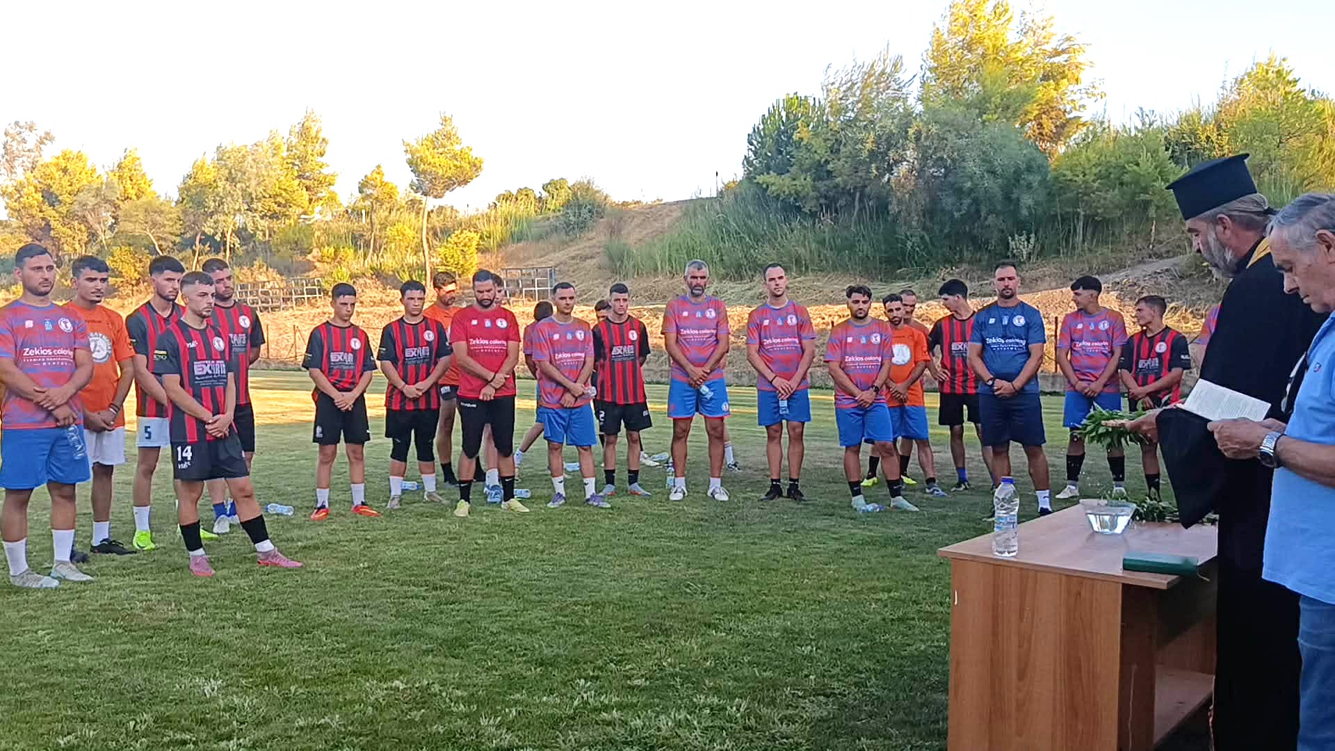 Ολυμπιάδα Γουμέρου: Τέλεσε τον αγιασμό κι έπαιξε ποδόσφαιρο με τον Κεραυνό Χειμαδιού