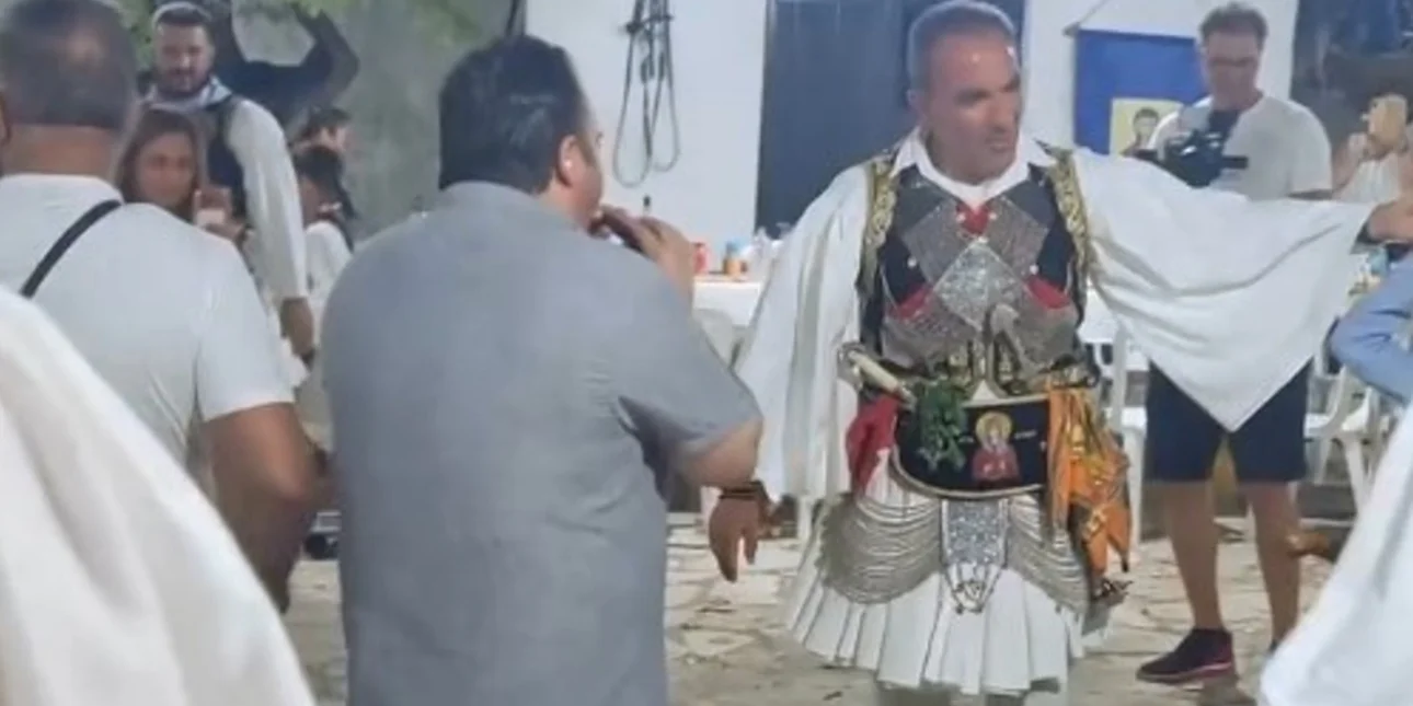 Ο Νίκος Αλιάγας με παραδοσιακή φουστανέλα στο πανηγύρι του χωριού του, στο Μεσολόγγι [βίντεο, φωτογραφίες]