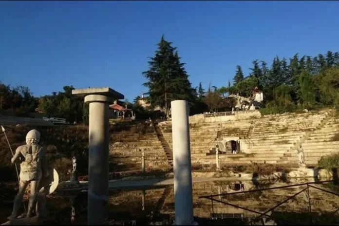 «Κάθε λεπτό γεννιέται και ένα κορόιδο»: Η απίστευτη απάτη με το «αρχαίο ελληνικό» αμφιθέατρο από τσιμέντο και γύψο