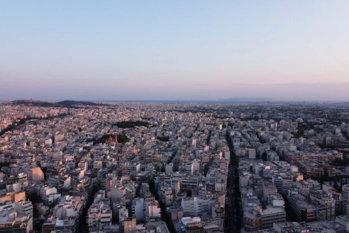 Στα σκαριά δομικές αλλαγές στον ΕΝΦΙΑ – Πώς θα υπολογίζεται από το 2027