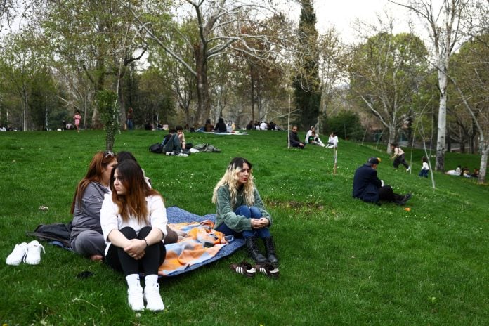 Ιράν: Οι γυναίκες βγάζουν τη μαντίλα – Και το καθεστώς διστάζει να συγκρουστεί ξανά μαζί τους
