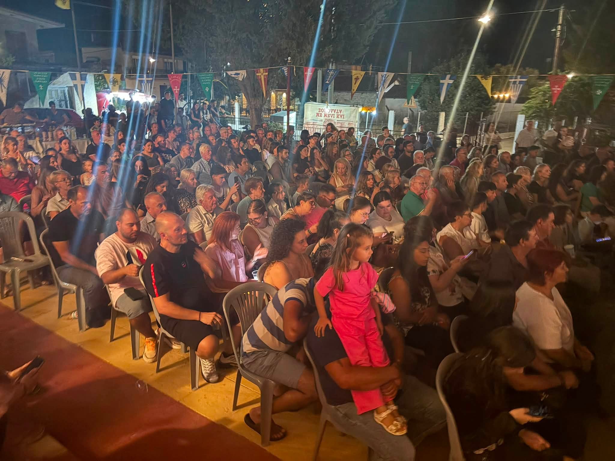 Μέλισσα: Πλήθος κόσμου και αστείρευτο γέλιο στην παράσταση «Οικογένεια με το ζόρι»