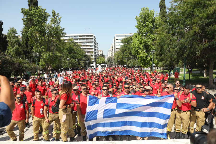 Στο δρόμο οι εποχικοί πυροσβέστες: «Μας χρειάζονται στις φωτιές, μας ξεχνούν μετά»