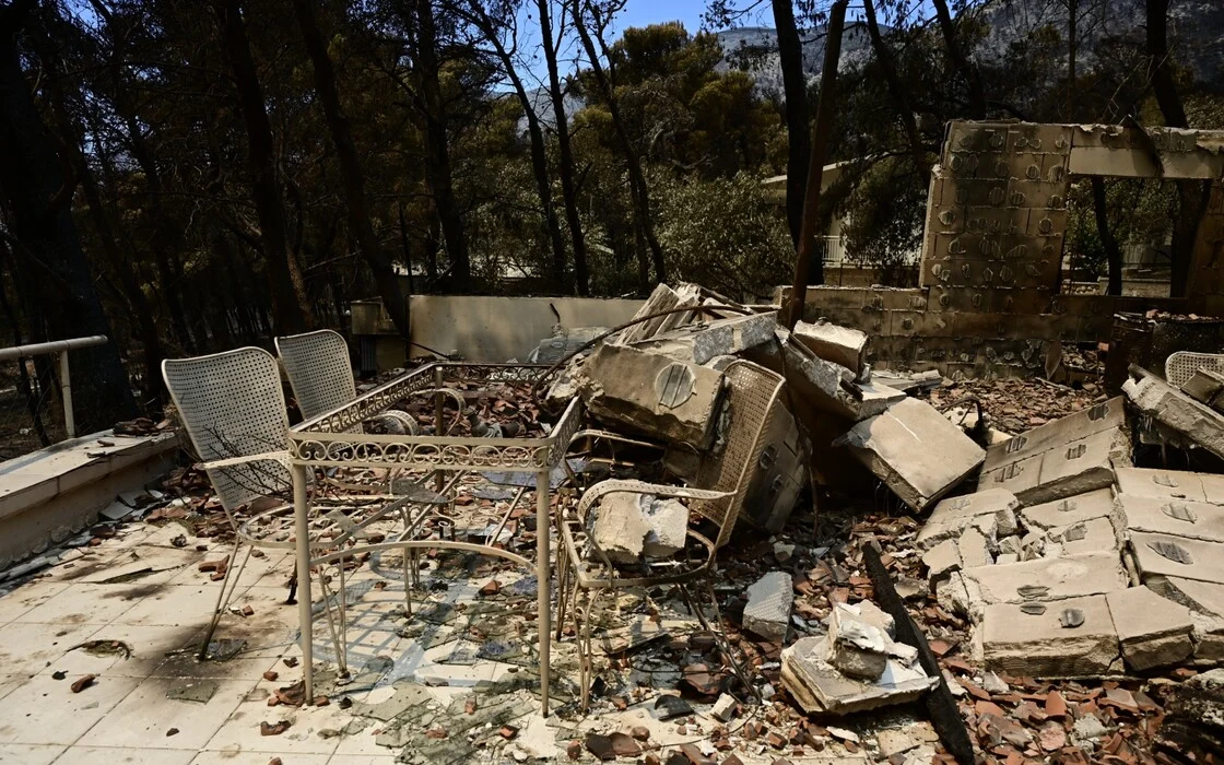 Στάχτη μετά τις φωτιές: Μπορεί να γίνει επικίνδυνη – Ο σωστός τρόπος για να την απομακρύνουμε