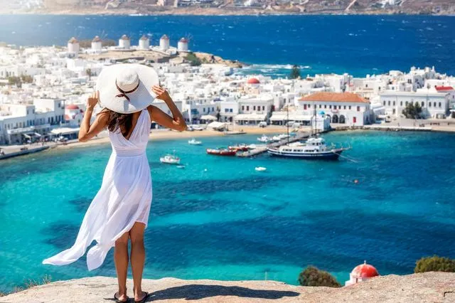 Τουρισμός για όλους: Το μεσημέρι ανοίγει η πλατφόρμα – Οι δικαιούχοι και τα ποσά