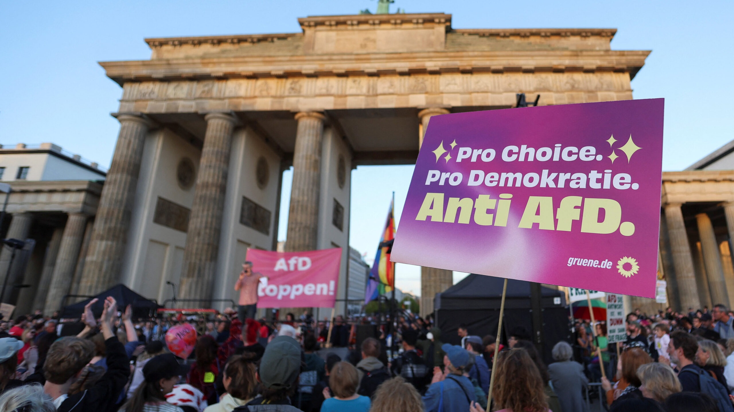 Βερολίνο: Χιλιάδες διαδηλωτές στην Πύλη του Βρανδεμβούργου κατά της AfD
