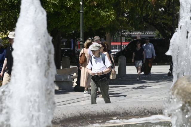 Καιρός: Ηλιοφάνεια με λίγες βροχές στα δυτικά – Έως 35 βαθμούς η θερμοκρασία