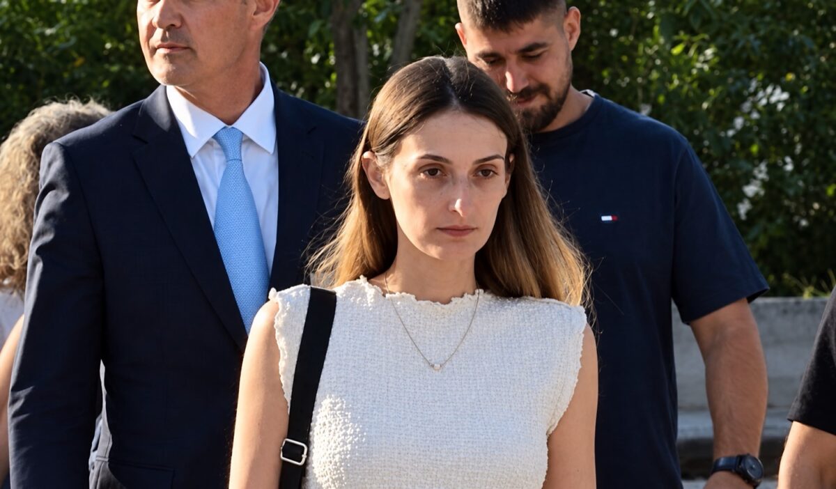 Λύγισε η κόρη του Γ. Κουτσούμπα στη δίκη των Τεμπών: «Μας τον έφεραν σε κλειστό φέρετρο, δεν μπορέσαμε να τον αποχαιρετήσουμε»