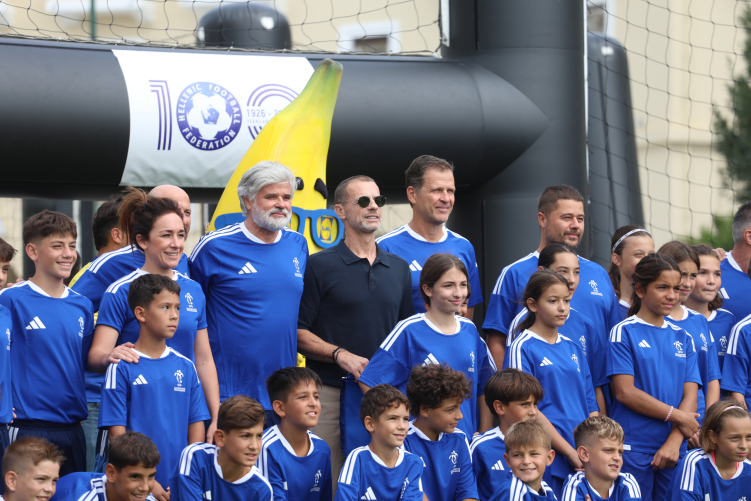 Ε.Π.Ο.: Ο πρόεδρος της UEFA, Αλ. Τσέφεριν και οι Legends 2004 στο φεστιβάλ “Football in Schools”