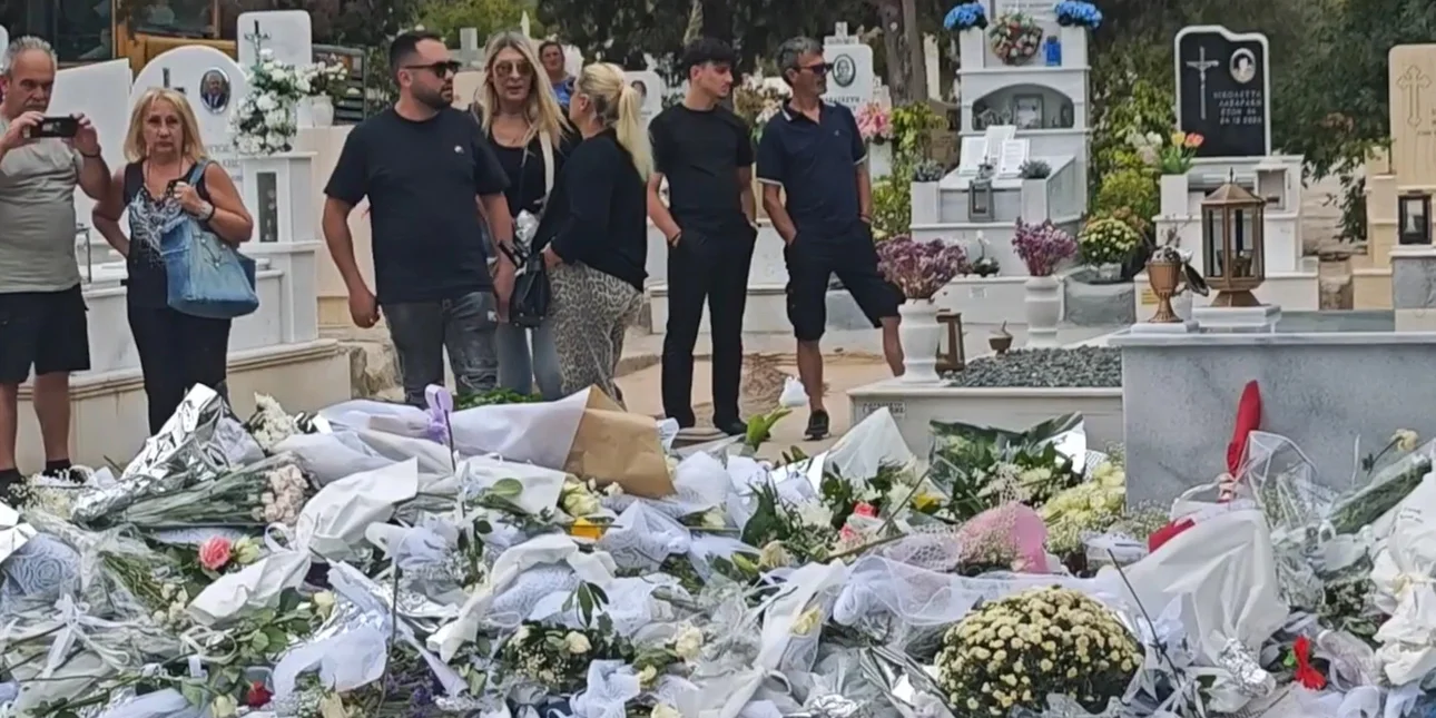 Συνεχίζεται ο αποχαιρετισμός στον Γιώργο Μαζωνάκη -Εκατοντάδες πήγαν στον τάφο του, βουνό τα λουλούδια [βίντεο]