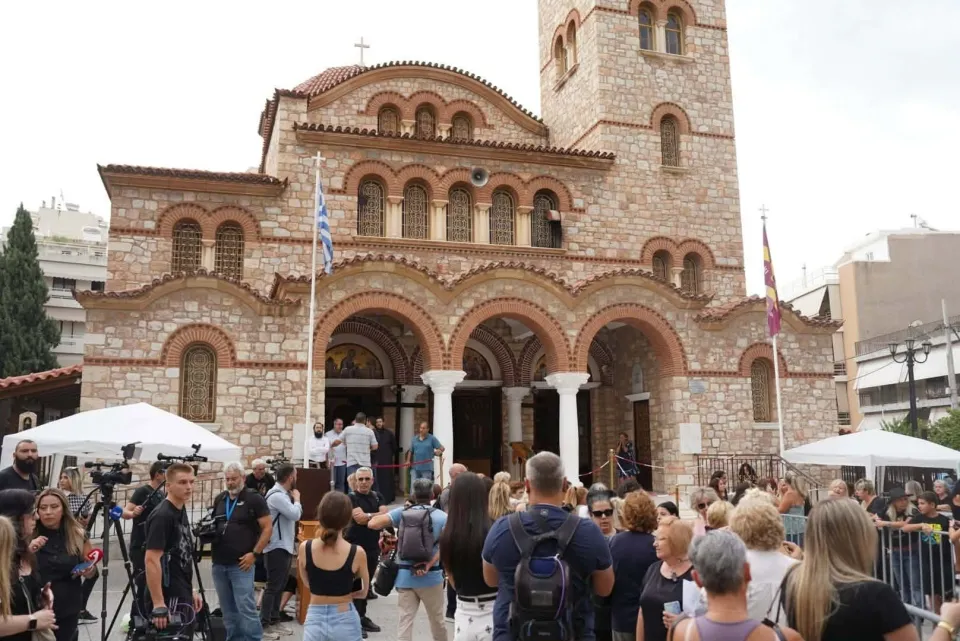 «Ηταν το καλύτερο παιδί»: Σε λαϊκό προσκύνημα η σορός του Μαζωνάκη – Κόσμος συρρέει στην εκκλησία