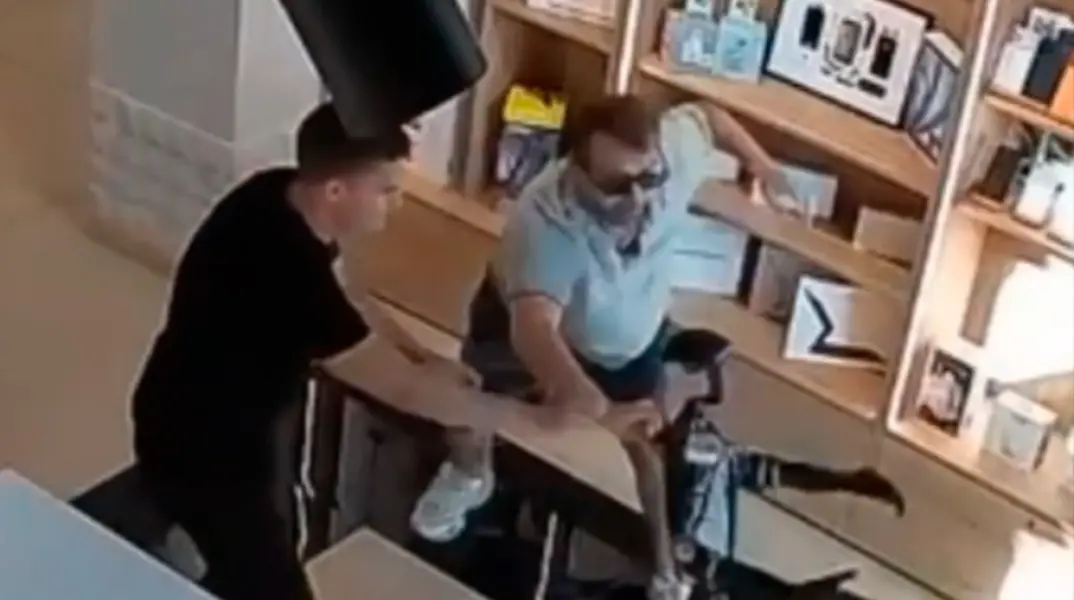 Ρομπότ στη Ρωσία… τσαντίστηκε επειδή το έσπρωξε πελάτης και του επιτέθηκε