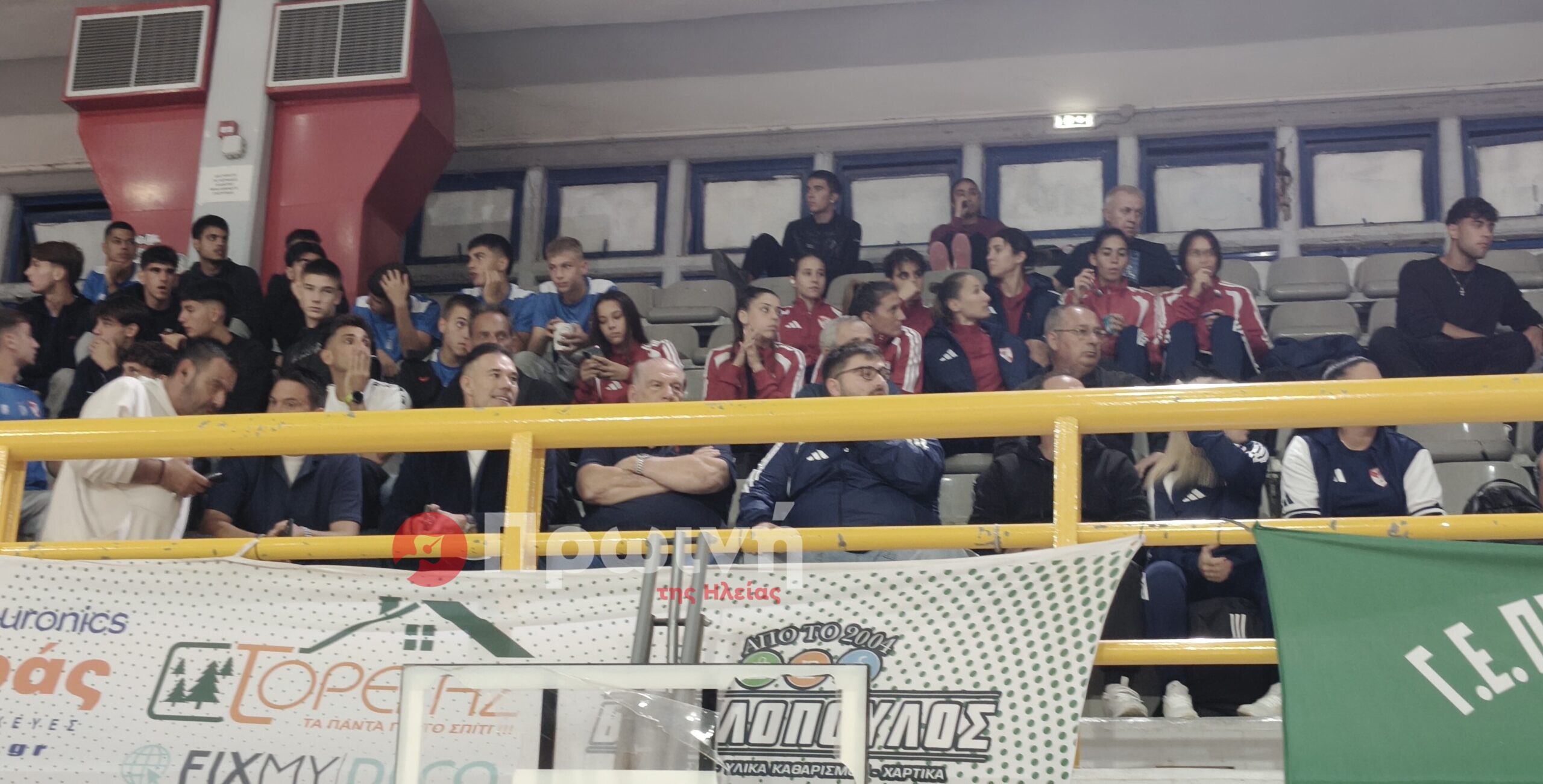 Σύσσωμος ο Pyrgos AFC στον αγώνα του Pyrgos Futsal