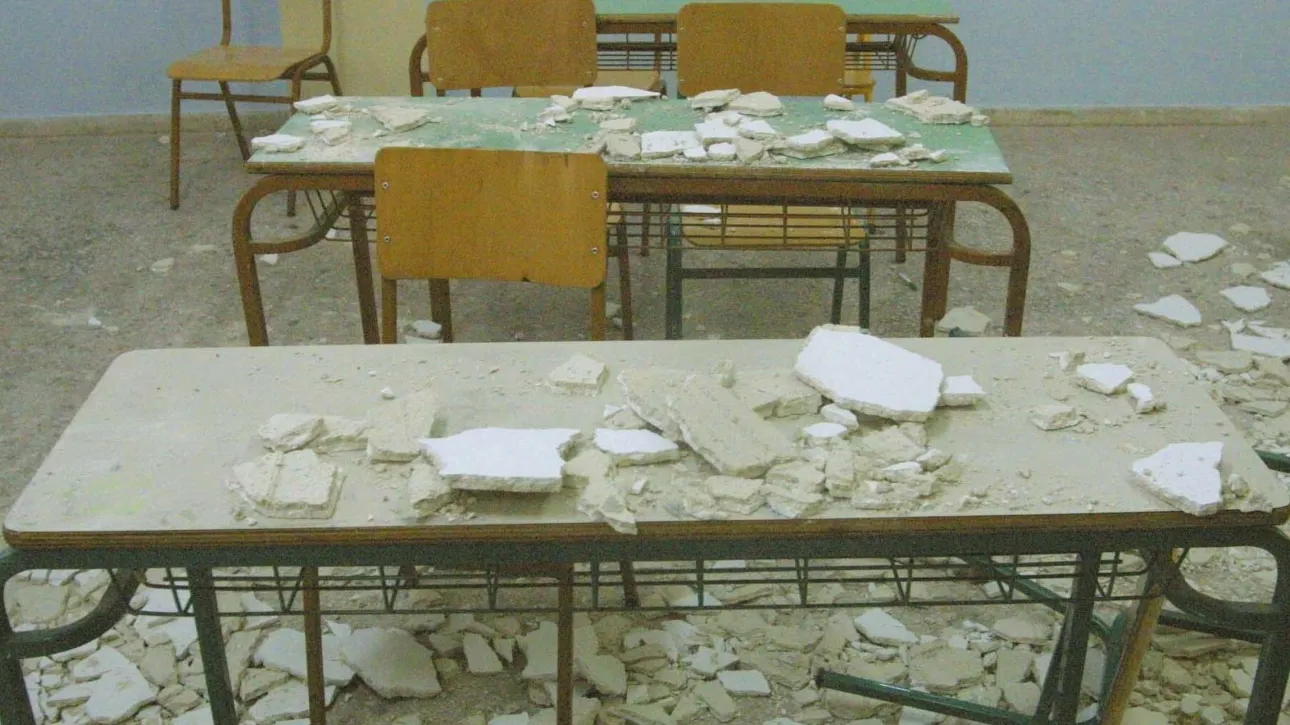 Λαμία: Κλειστό το 3ο Λύκειο μετά την πτώση σοβάδων – Με τηλεκπαίδευση τα μαθήματα (video)